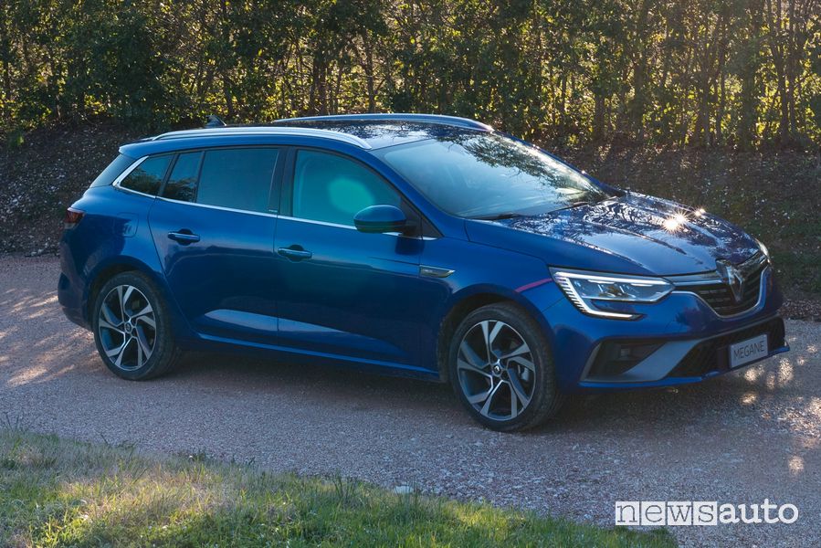 Vista di profilo Renault Megane E-Tech plug-in
