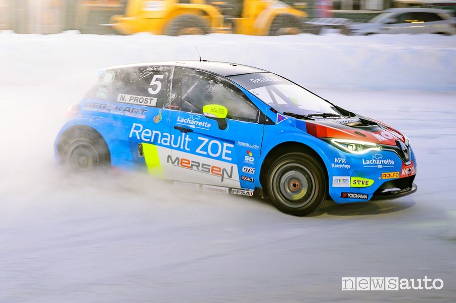 Renault Zoe Glace di traverso sul ghiaccio nell'e-Trofeo Andros