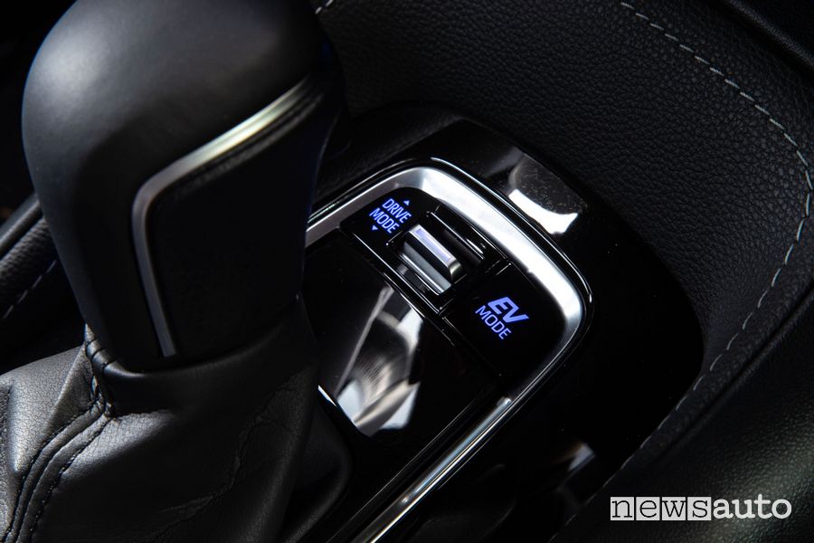Selettore Drive Mode console centrale abitacolo Suzuki Swace Hybrid
