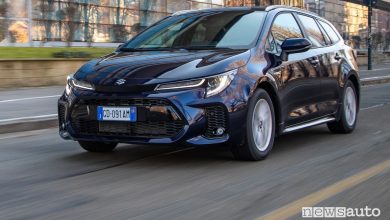 Vista di profilo Suzuki Swace Hybrid su strada in città