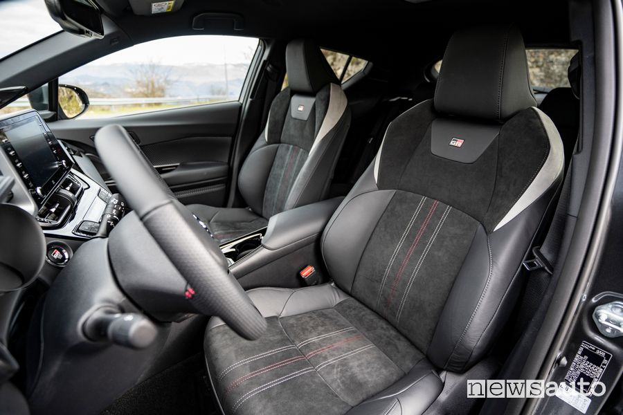 Sedili anteriori abitacolo Toyota C-HR GR Sport