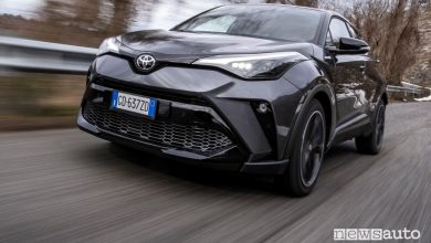 Vista di profilo Toyota C-HR GR Sport su strada