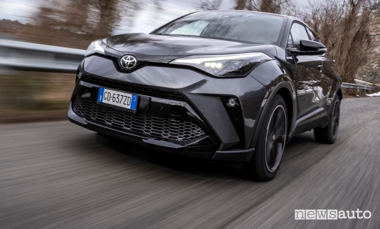 Vista di profilo Toyota C-HR GR Sport su strada