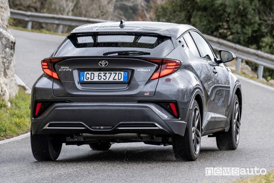 Vista posteriore Toyota C-HR GR Sport su strada