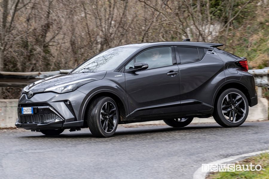 Vista di profilo Toyota C-HR GR Sport in uscita da una in curva