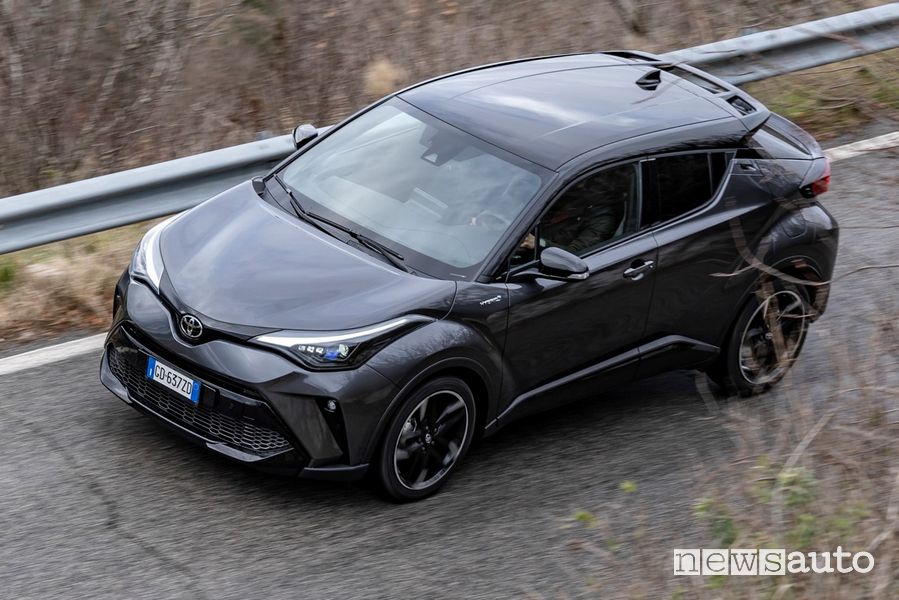 Vista dall'alto Toyota C-HR GR Sport su strada