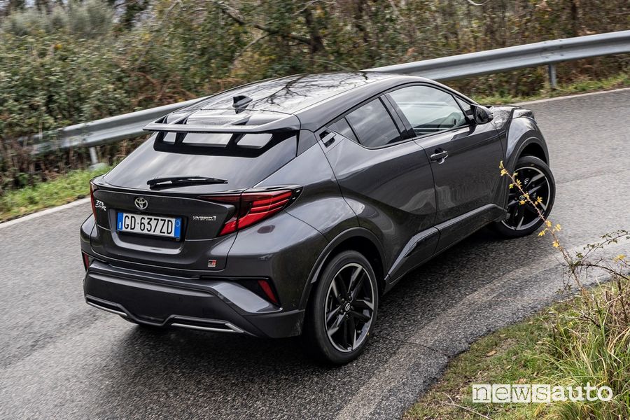 Vista posteriore Toyota C-HR GR Sport inserimento in curva