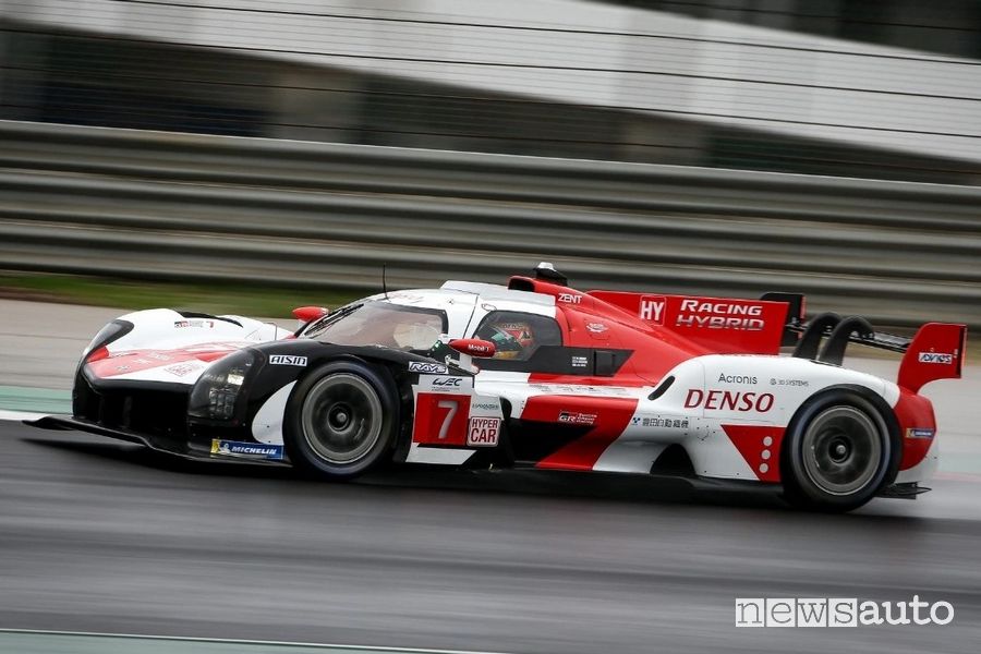 Vista laterale Toyota GR010 Hybrid Hypercar in pista