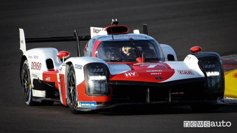 Vista anteriore Toyota GR010 Hybrid Hypercar in pista