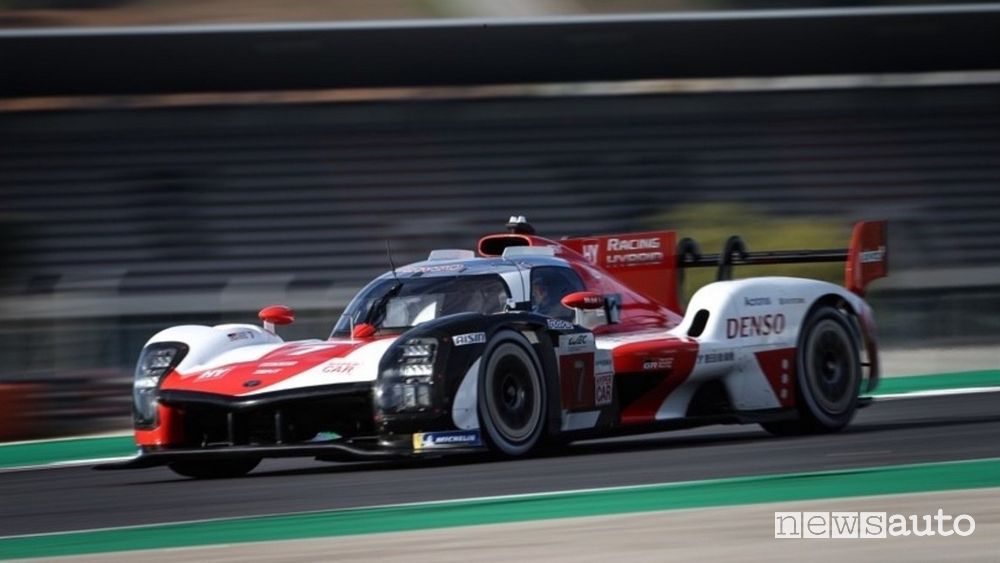 Vista di profilo Toyota GR010 Hybrid Hypercar in pista