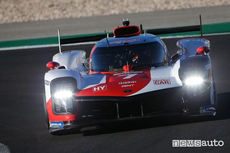 Vista anteriore Toyota GR010 Hybrid Hypercar in pista