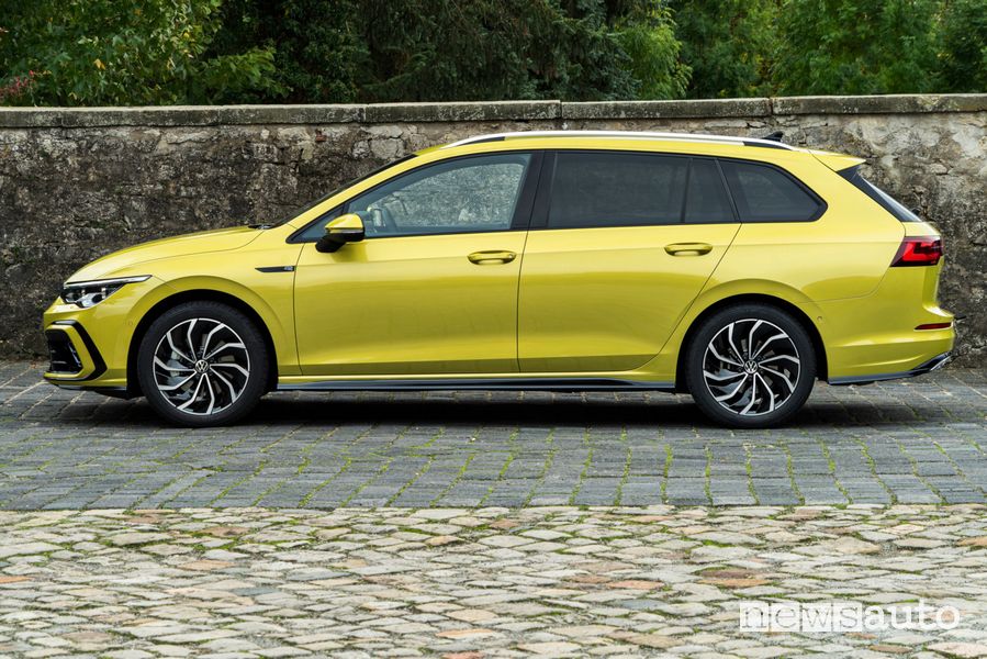 Vista laterale Volkswagen Golf Variant R-Line