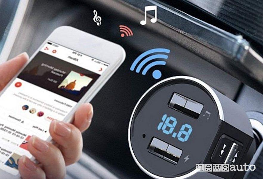 Collegamento smartphone con adattatori e cavi