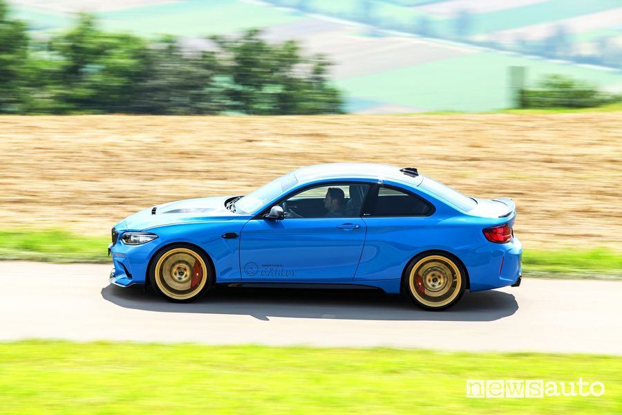 Vista laterale dÄHLer BMW M2 CS DCL in movimento