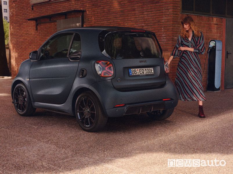 smart EQ fortwo edition bluedawn in ricarica