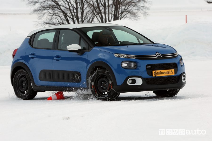 Citroën C3 nel test con catene da neve su gomme estive Continental ContiPremiumContact 5