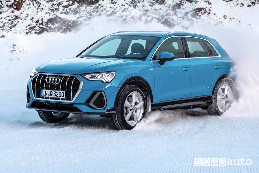 Vista di profilo Audi Q3 sulla neve