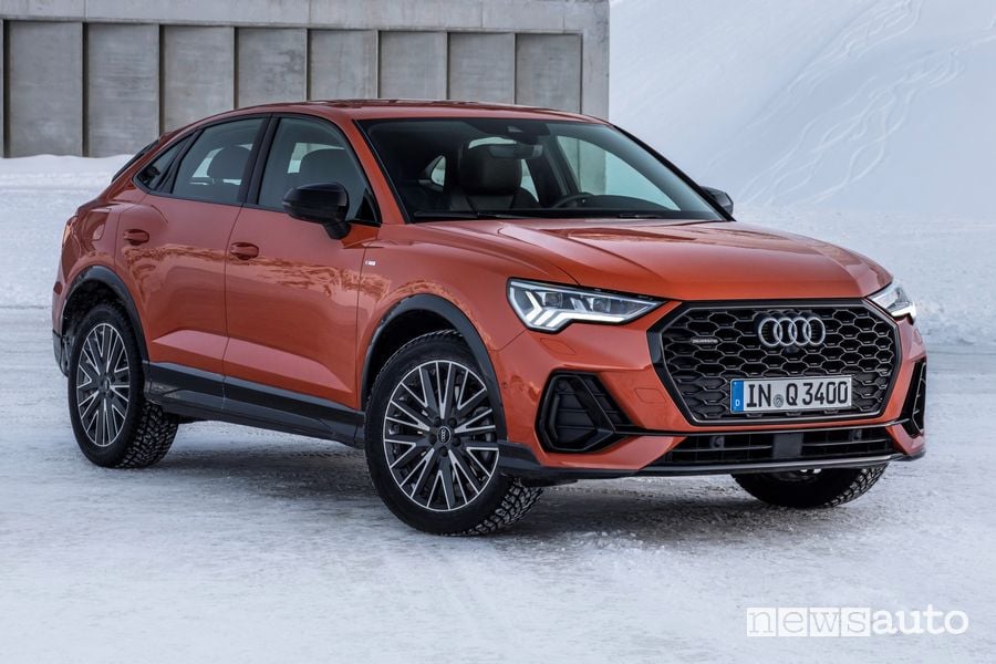 Vista di profilo Audi Q3 Sportback sulla neve