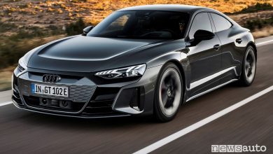 Vista di profilo Audi RS e-tron GT quattro su strada