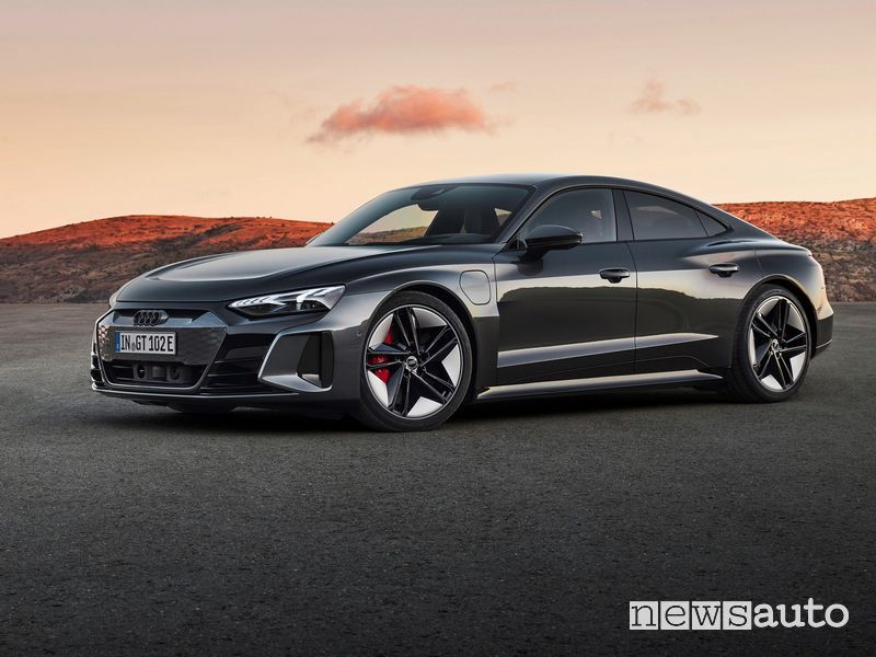 Vista di profilo Audi RS e-tron GT quattro