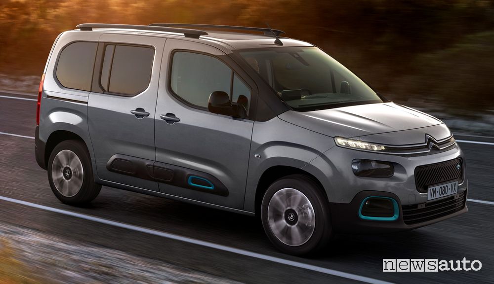 Vista laterale Citroën ë-Berlingo elettrico in movimento
