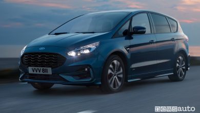 Vista di profilo Ford S-Max Hybrid su strada