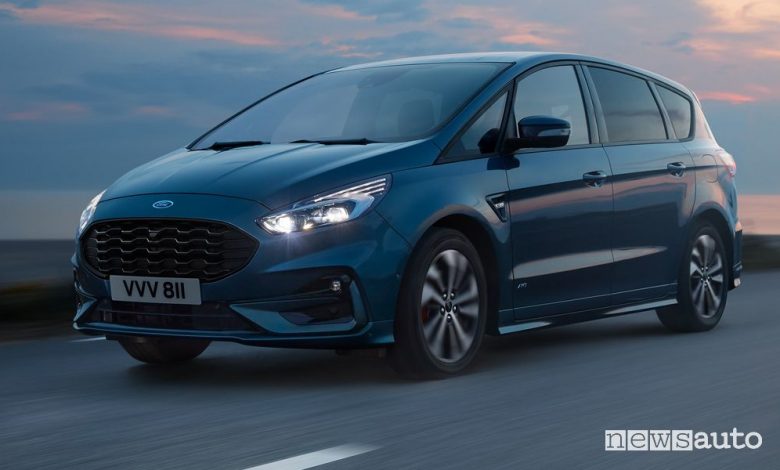Vista di profilo Ford S-Max Hybrid su strada