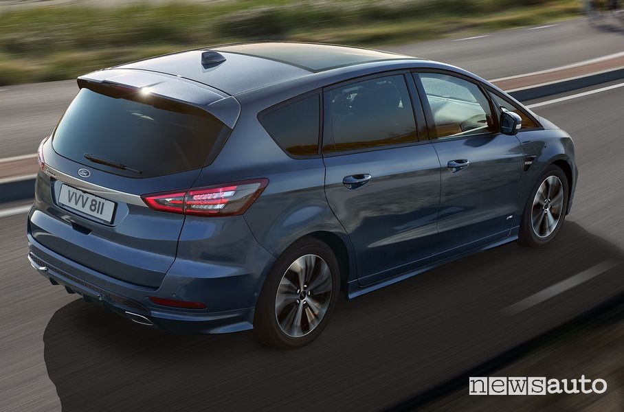 Vista posteriore Ford S-Max Hybrid su strada