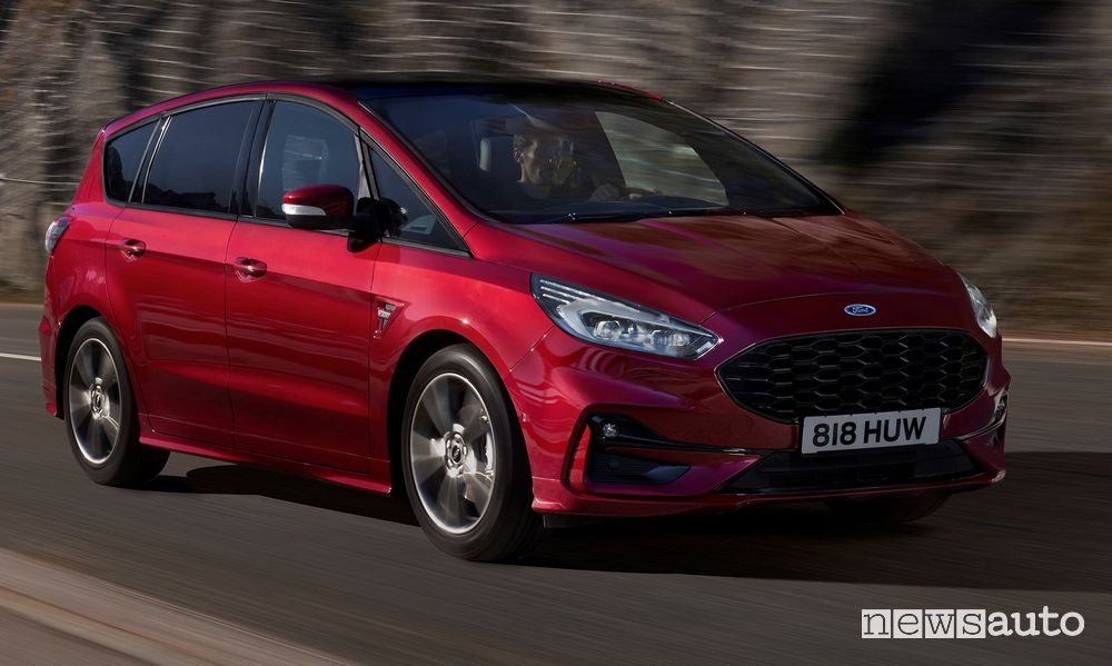 Vista di profilo Ford S-Max Hybrid su strada