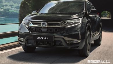 Vista anteriore Honda CR-V e:HEV Sport Line su strada