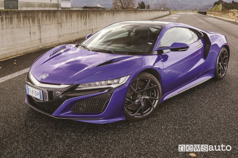 Vista di profilo Honda NSX durante la prova in pista