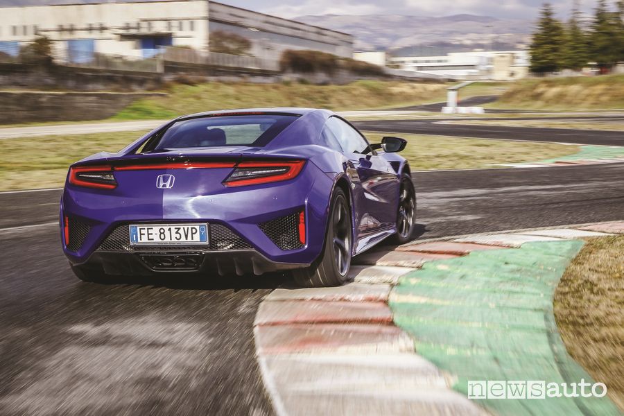 Vista posteriore Honda NSX prova in pista all'SAM di Anagni