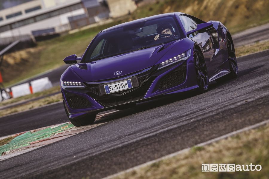 Vista anteriore Honda NSX prova in pista all'SAM di Anagni