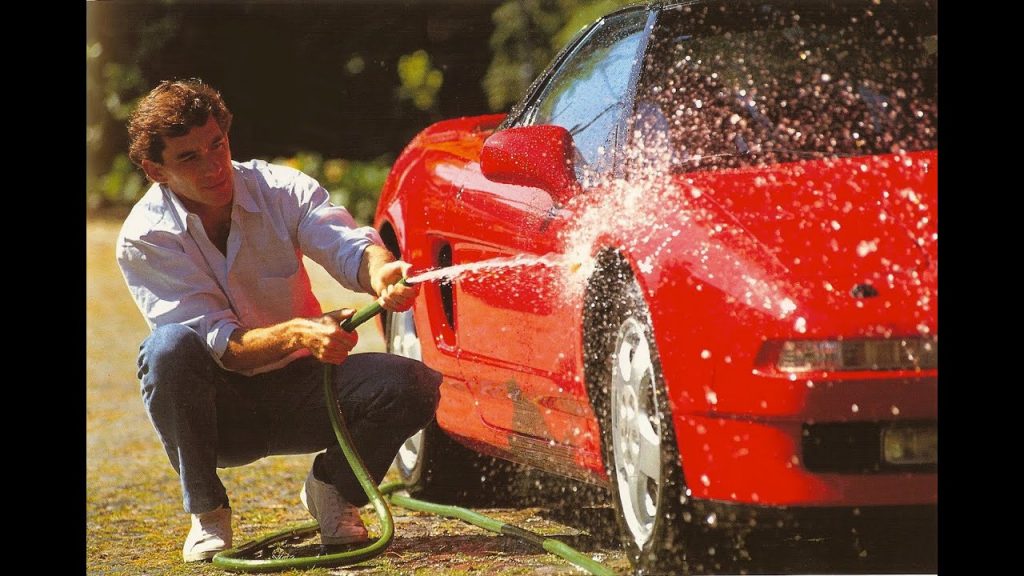 Ayrton Senna mentre lava una spettacolare NSX rossa