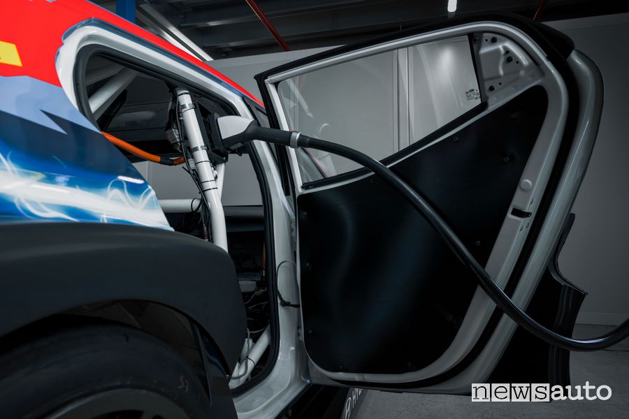 Hyundai Veloster N ETCR in ricarica