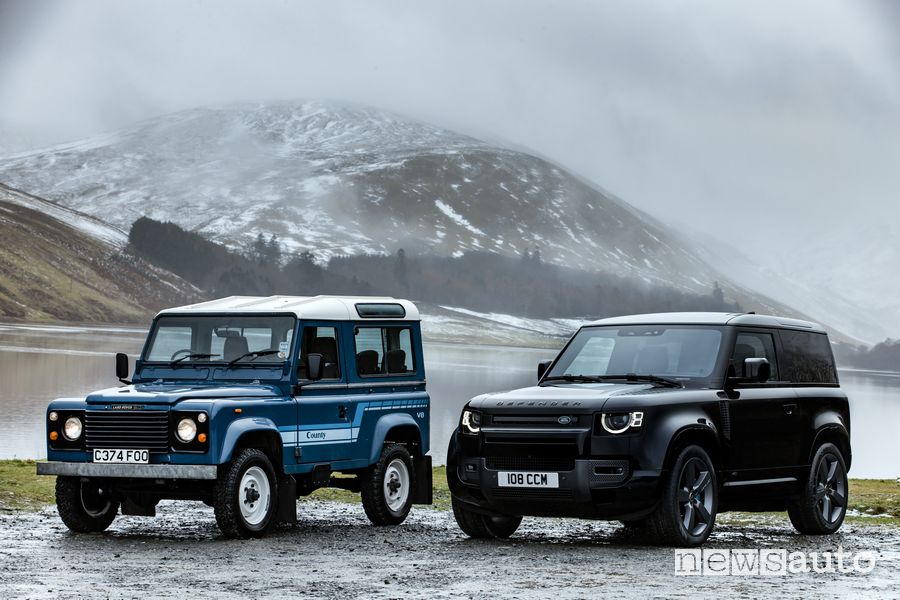 Land Rover Defender V8 insieme alla 1^ serie del 1970
