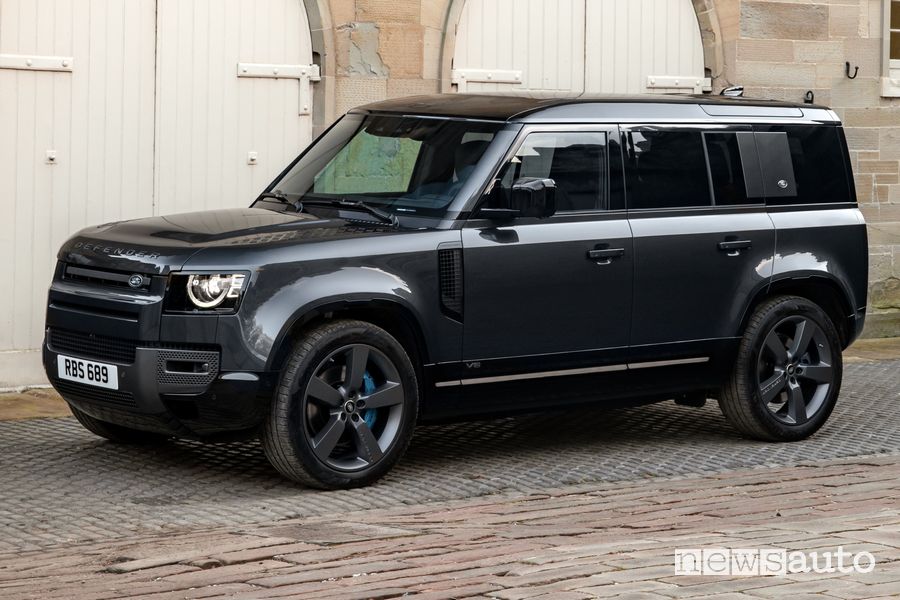 Vista di profilo Land Rover Defender V8 110