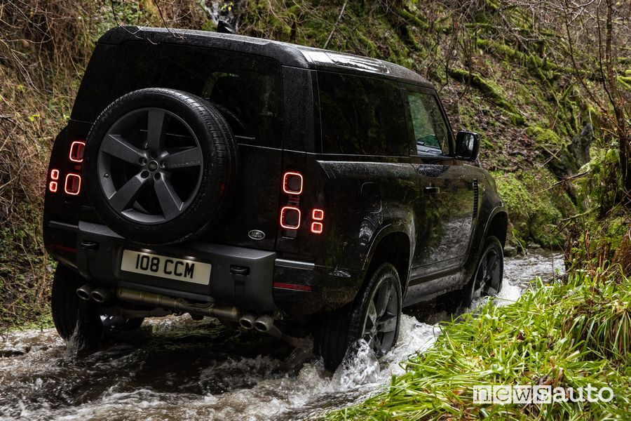 Vista posteriore Land Rover Defender V8 90 impegnato in un guado