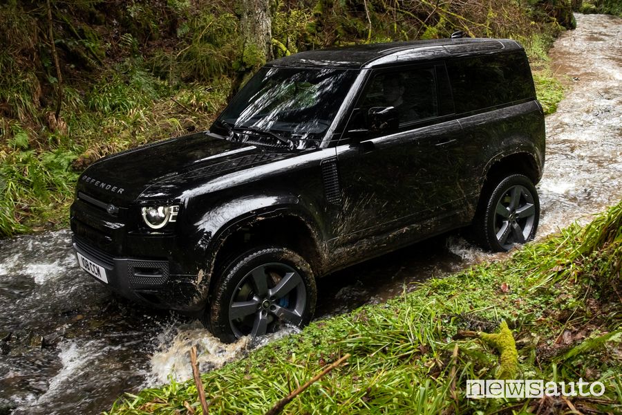 Land Rover Defender V8 90 impegnato in un guado