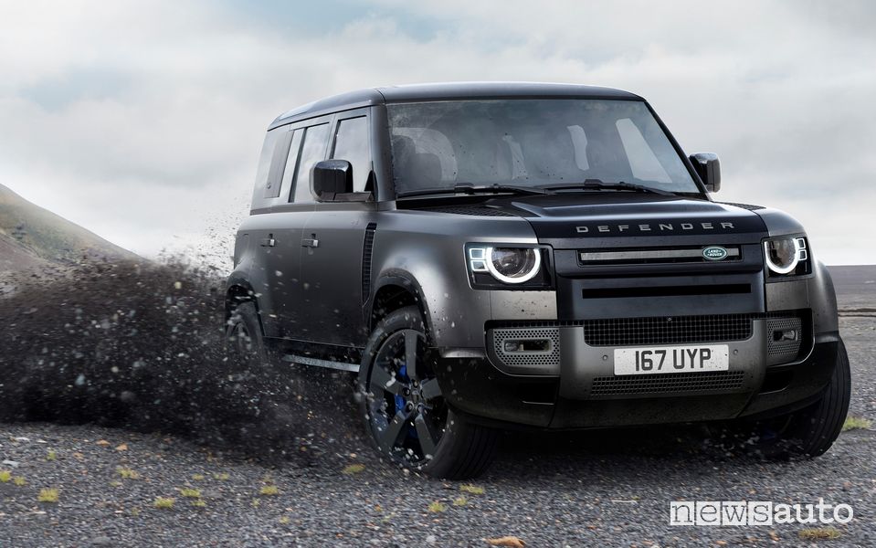 Land Rover Defender V8 Carpathian Edition sullo sterrato