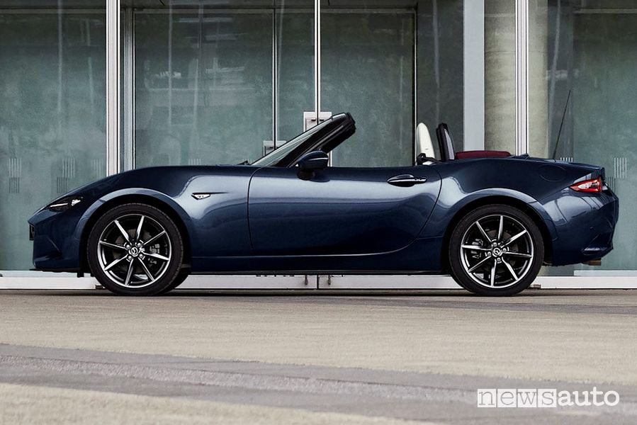 Vista laterale Mazda MX-5 RF 2021