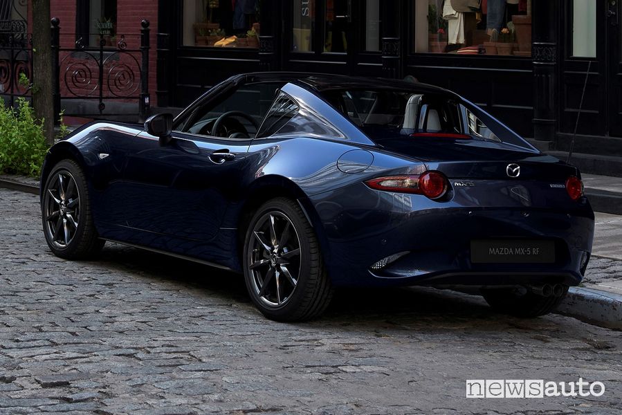 Vista posteriore Mazda MX-5 RF 2021