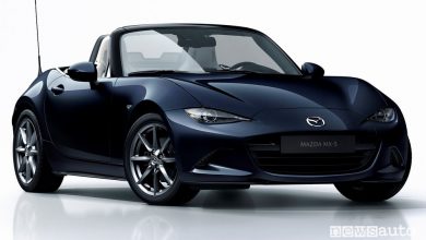 Vista di profilo Mazda MX-5 RF 2021