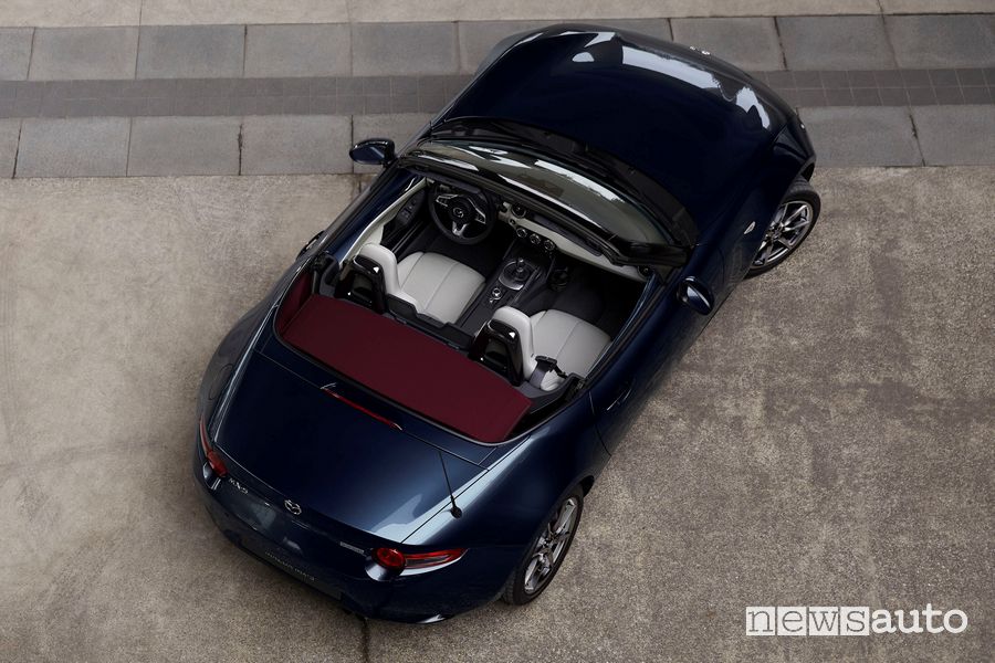 Vista dall'alto abitacolo Mazda MX-5 RF 2021