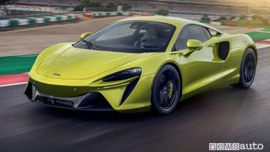 Vista di profilo McLaren Artura in pista