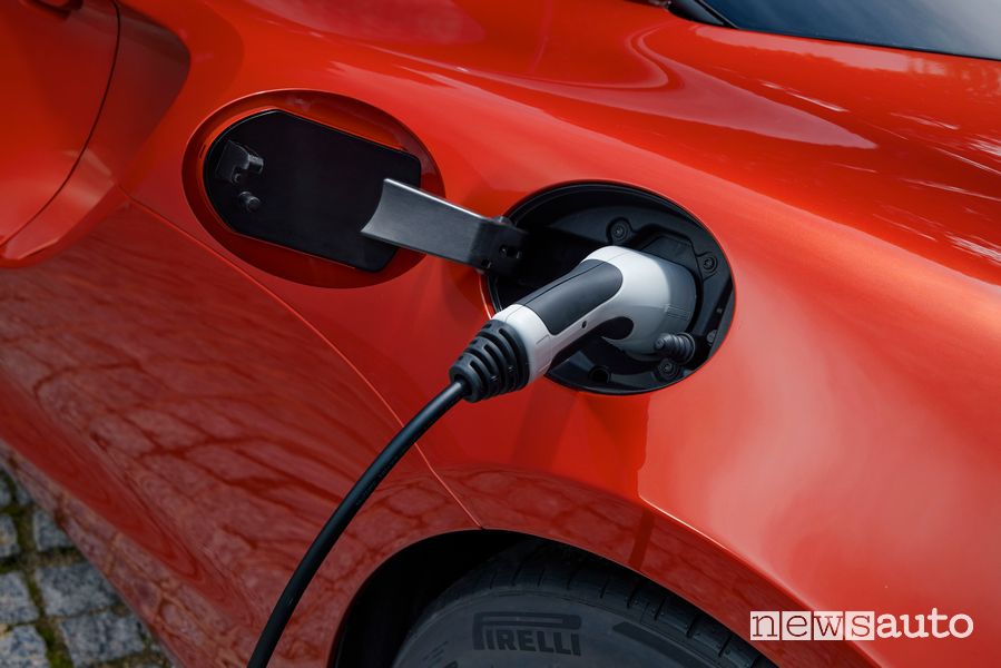 Cavo per la ricarica della supercar ibrida plug-in McLaren Artura