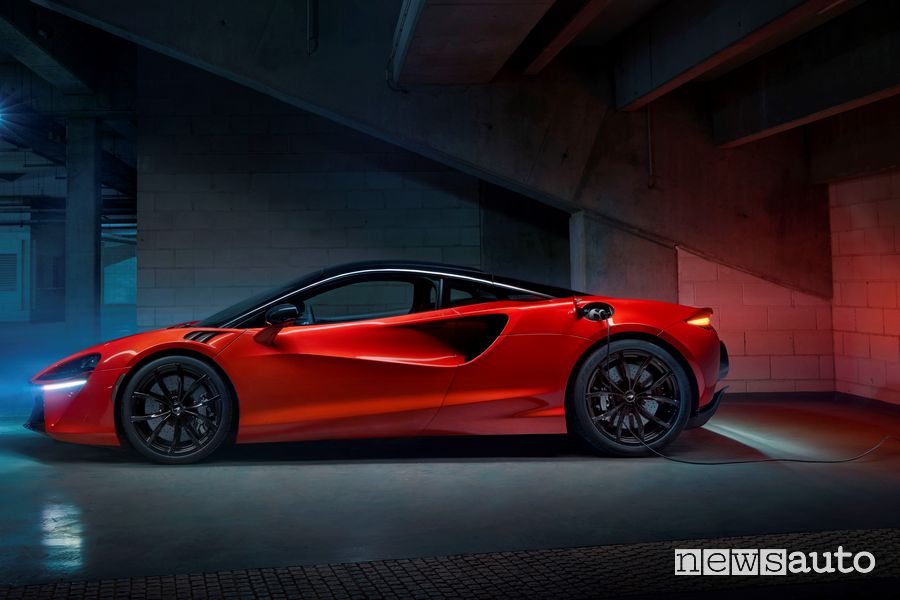 McLaren Artura supercar ibrida plug-in in ricarica