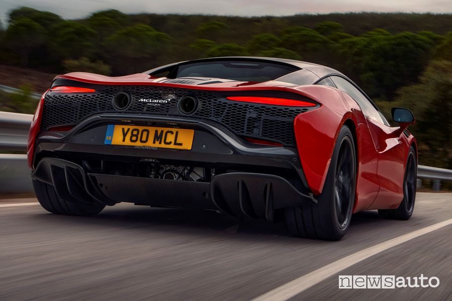 Vista posteriore McLaren Artura su strada