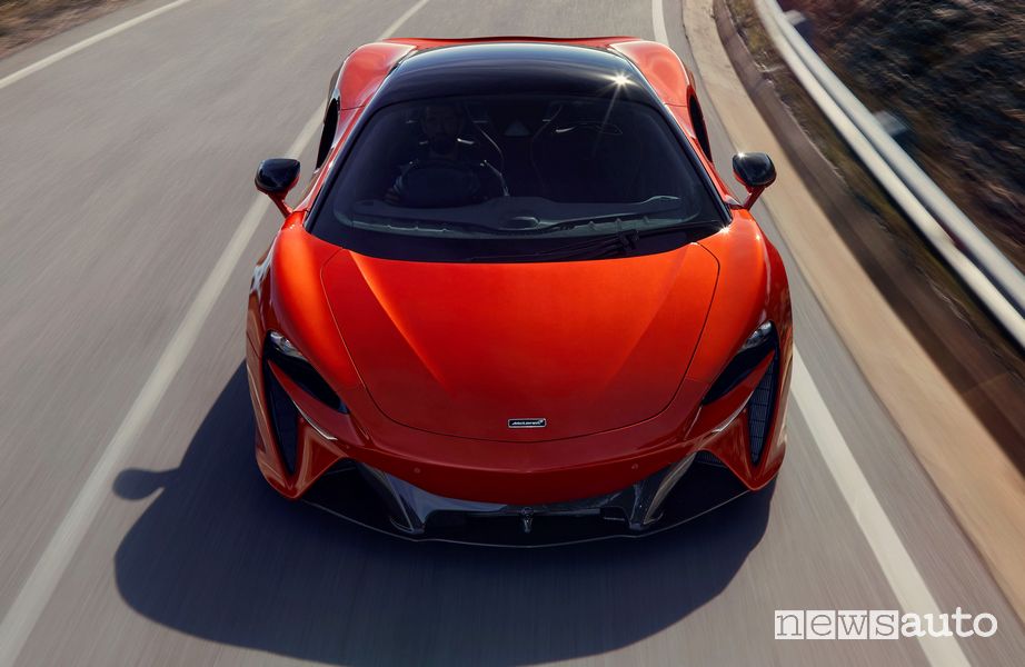 Vista frontale McLaren Artura su strada