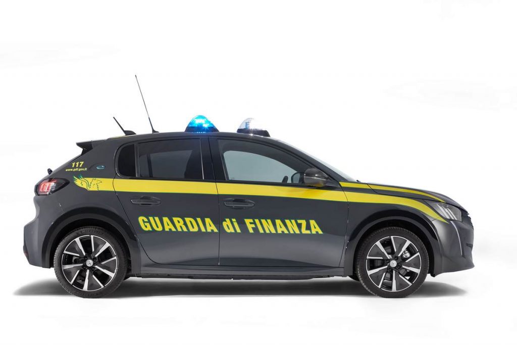 La nuova auto della Guardia di Finanza è elettrica, Peugeot e208